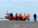 reddingsboot wordt voortgetrokken door tractor