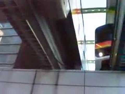 多摩都市モノレールを立川南駅の下から撮る２