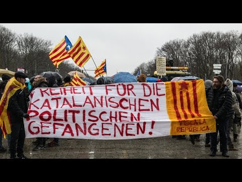 Demonstranten in Berlin fordern unabhängiges Katalo ...