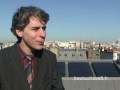 Vidéo programme : Jacques Boutault explique son bilan et son programme électoral en matière de logement social.Le logement social de la rue Blondel est remarquable car c'est le seul logement social Haute Qualité Environnemental de Paris.Il permet aux familles modestes de bénéficier des économies d'énergie grâce aux divers dispositifs dont les panneaux solaires sur le toit.Cela se traduit très concrètement par une facture à payer réduite notamment en matière d'eau chaude (environ 30%).Le nombre de logements sociaux a été multiplié par deux pendant cette mandature (100% d'augmentation), il faut dire que l'on partait de très bas car les maires précédents (de droite) étaient contre les logements sociaux dans le deuxième arrondissement.Notre ambition et de multiplié encore par deux le nombre de logements sociaux et de logements intermédiaires dans le 2eme arrondissement.Notamment pour que les familles qui reviennent habiter le centre de Paris ne soient plus obligées de partir quand arrive le deuxième ou le troisième enfant.Car les prix de l'immobilier rend très difficile voir impossible aux familles de se loger dans la capitale et les contraint à partir en dehors en banlieue.Ce n'est pas normal, nous voulons le changer pour permettre aux familles nombreuses ou non de vivre et de se loger décement dans le centre de Paris.Jacques Boutault est candidat sur la liste des verts du 2ème arrondissement de Paris.http://paris2.lesverts2008.fr/