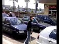 Automobilisti Presi per il culo da un ragazzo