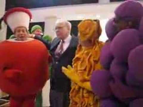 Warren Buffett Singing 2006 ...