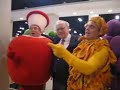 warren buffett singing with the fruit of the loom fruits at the 2006 berkshire hathaway shareholders meeting.  he ad libs about his daughter susie at the end.