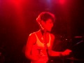 Vega cantando 