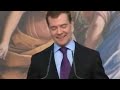 Медведев: Путина толкать локтями не буду