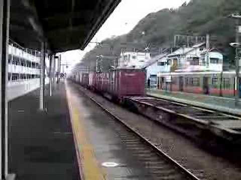 興津駅を貨物列車通過
