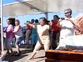 magyar �regasszony sp�rg�zik g�r�g haj�kir�ndul�son