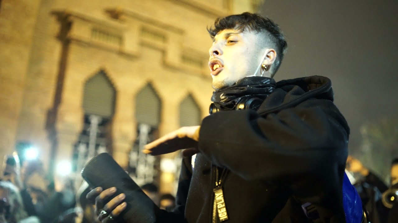 (Cámara) [RAWs] - Ayax Albayzin rapea durante las protestas tras el encarcelamiento de Pablo Hasel