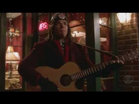 dinozzo - Tony Dinozzo chante à la guitar.