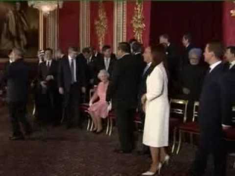 Grito de Silvio Berlusconi sobresaltó a reina Isabel II