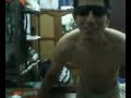 joven sensual  haciendo striper en su cuarto