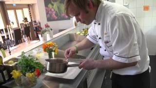Gemüselasagne auf geschmolzenen Tomaten Gemüselasagne auf geschmolzenen Tomaten