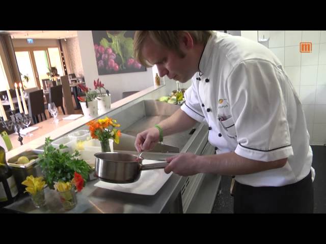 Gemüselasagne auf geschmolzenen Tomaten