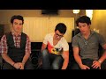 Los Jonas Brothers un día sin zapatos