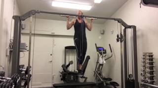 Chins med hjälp av gummiband