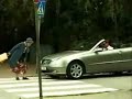 aqui teneis una vieja que se tiene una mala reaccion cuando la despiertan de la siesta