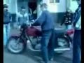 Por no saber conducir la moto