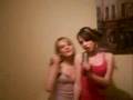 Zwei Teen-Girls mit einer gar nicht mal schlechten Karaoke-Performance. Wozu Haarb�rsten nicht alles gut sind ;-)