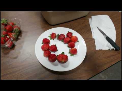 how to fertilize strawberries organically