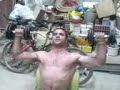 entreno de hombros en un garage