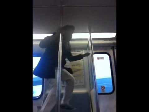 Un homme s'amuse seul dans le métro de Washington