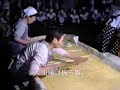 夕暮れ時、「大油揚げ」と共に「狐の提灯行列」は「栃ヶ原会場」を出発します、狐に扮した40名の村人と、300人以上の参加者 による提灯行列は山道をくだり「漆島会場」に向かいます。
