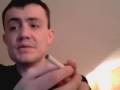 Cigarette a travers la piece