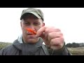 Min sønn og jeg tok med kamera og fluestang, og dro ut for å fiske i Storå den 20. mars 2008. Min sønn på 12 år, filmer og redigerer... Vi prøvde oss på laksen, men fikk en liten fin bekkørret som trøstepremie!! Filmsnutten illustrerer en kombinasjon av rullekast og speykast, noe som er veldig nødvendig langs de danske elver, da det er mye siv i kantene, og man går stort sett på land (Vel og mærke hvis det er trær i bakgrunnen da)Ellers så funker det klassiske bakslengkastet utmerket..