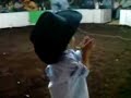 GALLERO DE 2 A�OS DISFRUTANDO DE LA FIESTA EN EL PALENQUE