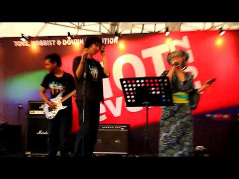 vocapost - Vocapost Band @ HOT Event JIEXPO Jakarta 4 November 2012 performing Melt.