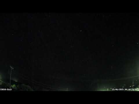 Large Bolide enters with a bang. uploaded by Andrew Wall