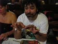 Sandro Dreher tentando comer Caranguejo