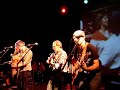 athus (b), le 11 f�vrier 2008.
bal folk avec kiermesdrep !
excusez du peu.
sur ce court extrait, une mazurka-valse, on peut remarquer, non seulement l'esprit de famille qui anime les membres de kiermesdrep, mais le fait qu'ils sont aussi de bons vivants : pendant qu'un musicien ne joue pas, il en profite pour penser aux autres et prend la commande pour les boissons... c'est �a aussi, la vie d'un groupe !
cette mazurka-valse a une musique vraiment magnifique et la danse en est superbe ! au niveau des danses compos�es, ils nous ont m�me fait le plaisir incommensurable de nous jouer, et donc de nous donner l'occasion, trop rare, de danser le porch� !
j'en profite pour parler un peu des vid�os qui passent en toile de fond :
il s'agit bien s�r d'un montage de leurs prestations les plus marquantes, tant en belgique qu'� l'�tranger. on peut y voir notamment quelques extraits d'une �mission (il y a... une vingtaine d'ann�es...) de la rtbf consacr�e � jean-claude servais, dessinateur de bd (son site : http://www.jc-servais.com/ ), originaire de la r�gion du sud-luxembourg belge. pour l'occasion, jean-claude a demand� � kiermesdrep de jouer et au groupe cotillon, dont je faisais partie, de danser sur leurs airs traditionnels. je ne vous dirai pas o�, mais on peut effectivement me voir sur ces extraits, ha ha ha... encore un bon souvenir... que n'avons-nous pas partag� avec les membres de ce groupe g�nial ! mille fois merci !
leur site, tant qu'il existe encore et m�me s'il n'est plus vraiment � jour : http://users.skynet.be/illusion/kd/