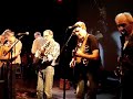athus (b), le 11 f�vrier 2008.
bal folk avec kiermesdrep !
excusez du peu.
sur ce court extrait, une mazurka-valse, on peut remarquer, non seulement l'esprit de famille qui anime les membres de kiermesdrep, mais le fait qu'ils sont aussi de bons vivants : pendant qu'un musicien ne joue pas, il en profite pour penser aux autres et prend la commande pour les boissons... c'est �a aussi, la vie d'un groupe !
cette mazurka-valse a une musique vraiment magnifique et la danse en est superbe ! au niveau des danses compos�es, ils nous ont m�me fait le plaisir incommensurable de nous jouer, et donc de nous donner l'occasion, trop rare, de danser le porch� !
j'en profite pour parler un peu des vid�os qui passent en toile de fond :
il s'agit bien s�r d'un montage de leurs prestations les plus marquantes, tant en belgique qu'� l'�tranger. on peut y voir notamment quelques extraits d'une �mission (il y a... une vingtaine d'ann�es...) de la rtbf consacr�e � jean-claude servais, dessinateur de bd (son site : http://www.jc-servais.com/ ), originaire de la r�gion du sud-luxembourg belge. pour l'occasion, jean-claude a demand� � kiermesdrep de jouer et au groupe cotillon, dont je faisais partie, de danser sur leurs airs traditionnels. je ne vous dirai pas o�, mais on peut effectivement me voir sur ces extraits, ha ha ha... encore un bon souvenir... que n'avons-nous pas partag� avec les membres de ce groupe g�nial ! mille fois merci !
leur site, tant qu'il existe encore et m�me s'il n'est plus vraiment � jour : http://users.skynet.be/illusion/kd/