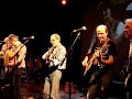 athus (b), le 11 f�vrier 2008.
bal folk avec kiermesdrep !
excusez du peu.
sur ce court extrait, une mazurka-valse, on peut remarquer, non seulement l'esprit de famille qui anime les membres de kiermesdrep, mais le fait qu'ils sont aussi de bons vivants : pendant qu'un musicien ne joue pas, il en profite pour penser aux autres et prend la commande pour les boissons... c'est �a aussi, la vie d'un groupe !
cette mazurka-valse a une musique vraiment magnifique et la danse en est superbe ! au niveau des danses compos�es, ils nous ont m�me fait le plaisir incommensurable de nous jouer, et donc de nous donner l'occasion, trop rare, de danser le porch� !
j'en profite pour parler un peu des vid�os qui passent en toile de fond :
il s'agit bien s�r d'un montage de leurs prestations les plus marquantes, tant en belgique qu'� l'�tranger. on peut y voir notamment quelques extraits d'une �mission (il y a... une vingtaine d'ann�es...) de la rtbf consacr�e � jean-claude servais, dessinateur de bd (son site : http://www.jc-servais.com/ ), originaire de la r�gion du sud-luxembourg belge. pour l'occasion, jean-claude a demand� � kiermesdrep de jouer et au groupe cotillon, dont je faisais partie, de danser sur leurs airs traditionnels. je ne vous dirai pas o�, mais on peut effectivement me voir sur ces extraits, ha ha ha... encore un bon souvenir... que n'avons-nous pas partag� avec les membres de ce groupe g�nial ! mille fois merci !
leur site, tant qu'il existe encore et m�me s'il n'est plus vraiment � jour : http://users.skynet.be/illusion/kd/