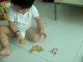 videos de Gordon learning to play with his puzzle, reaching 5 pieces soon  :)