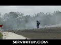 Servin It Up australia - Stunt avec Darius