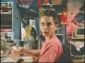 Garoto lambendo poster