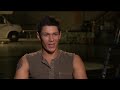 Taylor Lautner and the wolf pack cast take you behind the scenes of New Moon to show you how they transformed into werewolves. Seventeen Video: www.seventeen.com Seventeen Magazine: www.seventeen.com Subscribe to Seventeen: subscribe.hearstmags.com -
