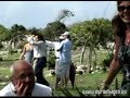 el actor se ha tomado unos d�as de descanso junto a su novia, la top model, bar rafaeli, y sus suegros a quienes ha llevado ver el complejo arquol�gico de tulum, en mexico.