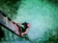 soraya ba�andose en las cristalinas aguas de las maldivas