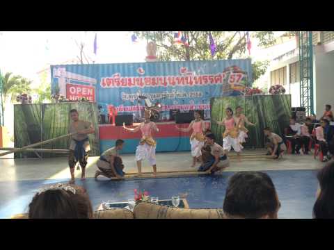 งานเตรียมน้อมนนท์นิทรรศ 57 การแสดงชุด รำสี่ภาค