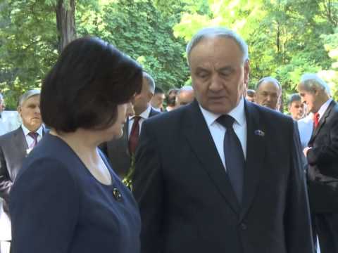 Президент Николае Тимофти возложил цветы к бюсту Михая Эминеску на Аллее классиков