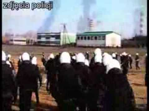 Ćwiczenia policji w Puławach http://www.mmpulawy.pl/artykul/policjanci-na-ustawce-kibicow-cwiczenia-w-pulawach-wideo