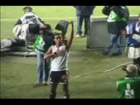 ronaldinho jugando futbol
