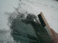Sergio Specalsiki limpando o carro cheio de neve em Chicago