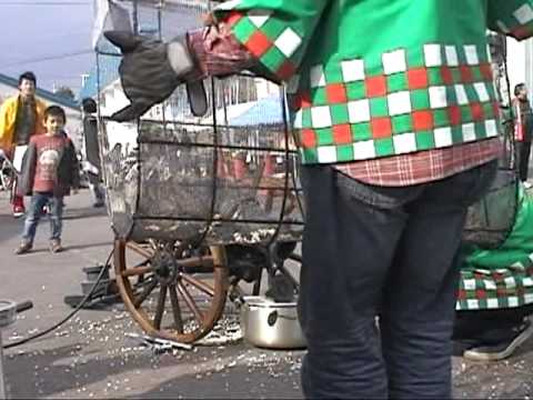 函館式大砲型どんきみ(ポン菓子製造機) - YouTube
