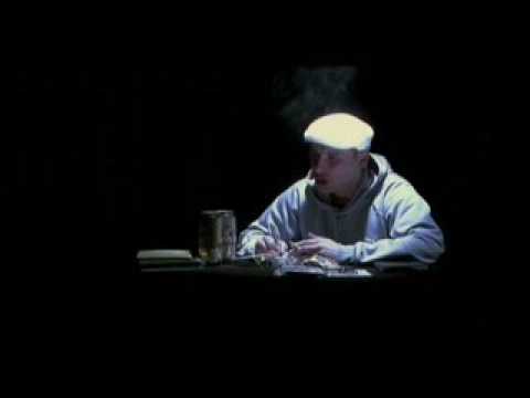 ajzea - sve je ok mirno spavajte nocas sa terase gledam u dunav pola pet zora palim tu pljugu lazem sebe ne znam odkad kazem da je zadnja a to je tezak poraz na srcu...