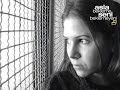 Sarkiyi Hatice bu siir icin Özel okumus...

Ey Sevdiğim kokunu Çiçeklere gözlerini Ceylanlara, Hasretinide bana Miras birakıp Cennete gittiğinden beri her yeni Gün Buz gibi bir Cehenneme uyanıyor.. 
neydi bu gidişin adı Gülüm.. bumuydu Sözümüz hani Kan ağlasakta hep güleçekti yüzümüz 
şimdi kim çekecek benim kahrımı kim sarılacak iliklerime kadar sımsıkı 
kim bezliyecek Hayalimizdeki Büyütüğümüz o Mavi Gözlü kızımızı Zormuydu be? Zormuydu Yaşamak? Çok mu Pahalı geldi Dünyanın kirası? 
Sana ait hicbirşey dokunmadan Cennete taşındın be Gülüm Gittin... dönmemek üzere gittin Şimdi kaç kat boya Hangi Renk kapattır Adamın sindiği Duvarları kim Susturabilir içimdeki Feryadı Gittin ya..
 Sensiz Kalbim Sevda yetmezliğiyle Sıkışıyor sanki Ecel Süsü verdiler Aşkımıza kim kıskandı kimin Nazarı değdi dokunmayın Ne olur dokunmayın ne olur Allah Aşkına 
Ey Azrail sadece bir Can mı aldığını sanıyorsun Hancerin ucuna yüreğimde takıldı artık ne işe yarar bu Dünya sensiz biraktın ya ellerimi böyle nedensiz bilki bilki çok yakındır çok yakındır yanına geleceğim hemde kefensiz hemde kefensiz kefensiz...

Binmediğim hiç bir otobüs
 Beklemediğim hiç bir durak kalmadı bu şehirde
 Gittikçe azalıyor hayat
 Neyi erken yaşadıysam
 Hep ona geç kalıyorum
 Sana göçüyorum her sonbahar
 Yolların çıkmıyor aşkıma
 Unuttuğun yağmurların adı saklımda
 Seni içimden terk ediyorum
 
 Susmaktan yoruldum
 Kuşlar ve şarkılar bu şehri terk edeli beri
 Efkar demliyorum gözlerimde
 yaşlarımı, yanağıma varmadan öldürüyorum
 Tam sancağımdan yaralıyorum kendimi
 Alnını yüreğime dayadığın güne bakıp
 Seni içimden terkediyorum
 
 Ne unutacak kadar nefret ettin
 Ne hatırlayacak kadar sevdin
 Yıkık bir duvar kadar bile pişman değilsin biliyorum
 Beni hep bulmamak için aradın
 Yanılgımdın
 Yandığımdın
 Yangındın
 
 Sensizliğe yenilmek
 Sana yenilmekten zor olsada
 Ardımda bir sürü 