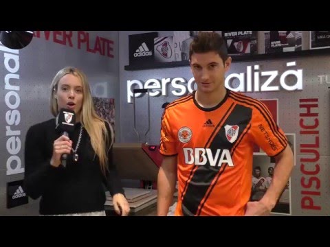 Alario, en la presentación de la nueva camiseta naranja